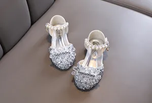Funkelnde silberne Prinzessinnenschuhe für Mädchen mit Perlenriemen und Kristalldetails