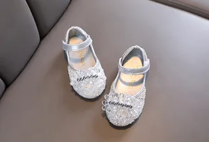 Gedetailleerd overzicht van sprankelende zilveren prinsessenschoenen met kristallen bloemen.