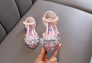 Elegante rosa Glitzerschuhe für Mädchen mit Perlenriemen und Kristallblumendetail.