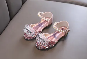 Detailansicht rosa Glitzer-Prinzessinnenschuhe mit Kristallblume und Perlenriemen