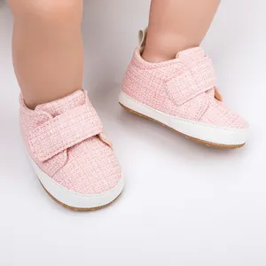 Weiche rosa Baby-Lauflernschuhe aus Stoff mit praktischem Klettverschluss für Babys