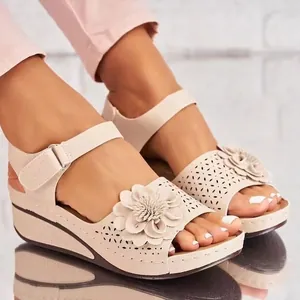 Beige Keilsandaletten für Damen mit hohlen Blumendetails und bequemer Plattform