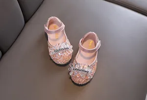 Prachtige details van roze glitter prinsessenschoenen voor meisjes met kristaldecor