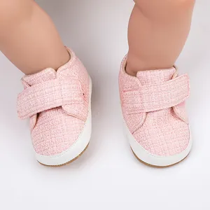 Detailansicht von oben: rosa gewebte Baby-Lauflernschuhe mit verstellbarem Klettverschluss