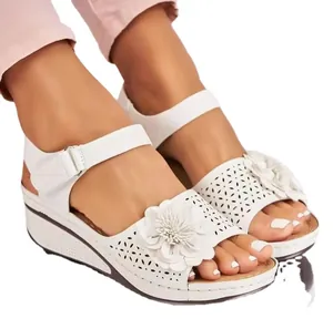 Elegante weiße Keilsandaletten für Damen mit floralem Laser-Cut-Design und Plateau