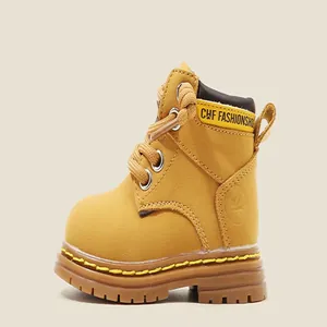 Vue latérale des bottes Martin jaunes pour tout-petits avec bride à la cheville.