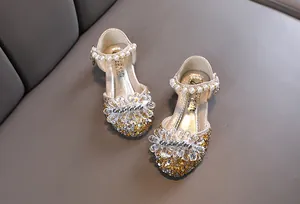 Elegante champagnerfarbene Prinzessinnenschuhe für Mädchen mit Kristallblume und Perlenriemen