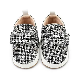 Stilvolle weiche Babyschuhe mit schwarz-weißem Hahnentrittmuster für erste Schritte