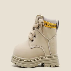 Vue détaillée de bottes Martin beiges de style britannique pour tout-petits avec semelle antidérapante