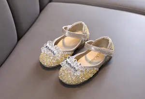 Glinsterende gouden prinsessenschoenen voor kinderen met strassbloemen en klittenband.