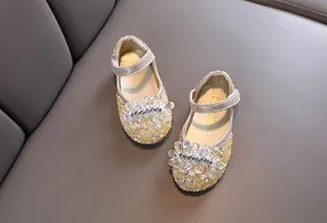 Elegante prinsessenschoenen voor meisjes met glinsterende kristallen en bloemendetails