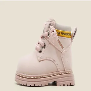 Bottine Martin rose pour enfant en cuir avec sangle décorative à la cheville