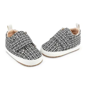Detail von schwarz-weiß Tweed Baby-Lauflernschuhen mit weicher Sohle und Klettverschluss