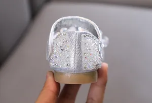 Detail van sprankelende zilveren prinsessenschoenen voor meisjes met strassteentjes