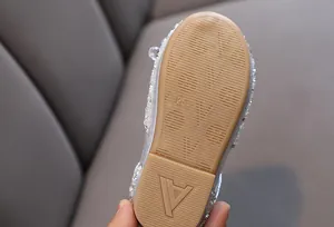 Close-up van de antislipzool van een prinsessenschoen met strassteentjes voor meisjes