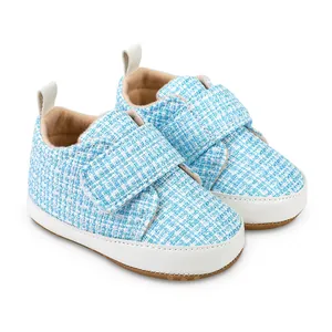 Nahaufnahme von hellblau-weiß karierten Baby-Lernlaufschuhen mit weicher Sohle