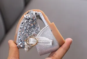 Makrodetail eines silbernen Prinzessinnen-Schuhs mit flexibler Sohle für Mädchen