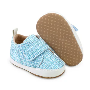 Detailansicht blauer gewebter Babyschuhe mit rutschfesten weichen Sohlen und Klettverschluss.