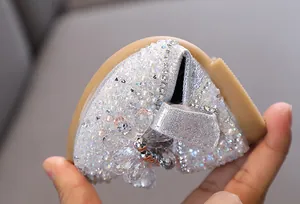 Flexibele zool van zilveren meisjes prinsessenschoenen met fonkelende strassteentjes