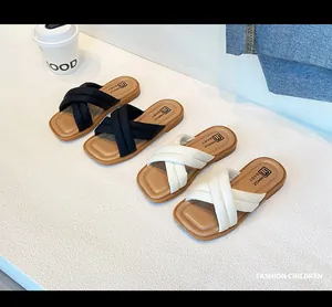 Sandali di moda per bambini con cinturini incrociati e punta quadrata in nero e bianco