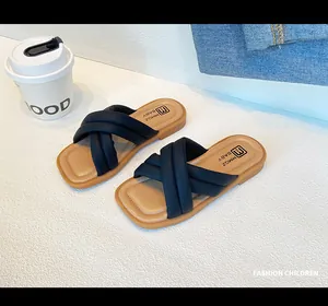 Vista dettagliata di sandali alla moda per bambine con cinturini incrociati e punta quadra