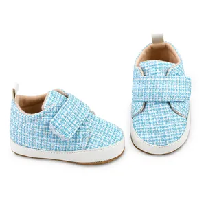 Handgefertigte Lauflernschuhe für Babys mit blauem Tweedstoff und Klettverschlussriemen