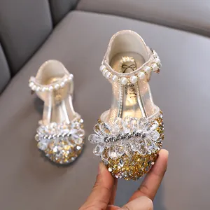 Funkelnde Mädchen Prinzessin Schuhe mit Kristallblumen und Perlenriemen für Feiern.