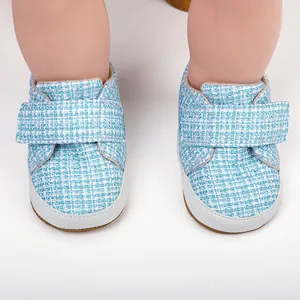 Detailansicht von blauen Tweed-Babyschuhen mit weicher Sohle und Klettverschluss