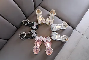 Chaussures de princesse étincelantes pour filles avec nœud en strass et lanières de perles.