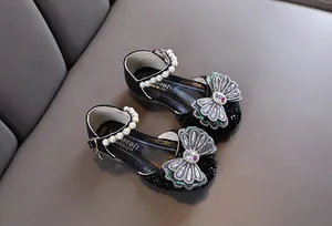 Vue détaillée de chaussures de princesse noires pour filles avec nœud en strass luxe