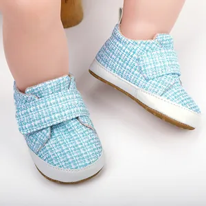 Detailansicht der Baby-Lauflernschuhe mit blauer Webstruktur und Klettverschluss