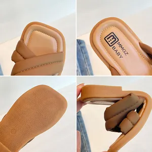 Eleganti sandali da bambina con punta quadrata e cinturini incrociati in morbida pelle
