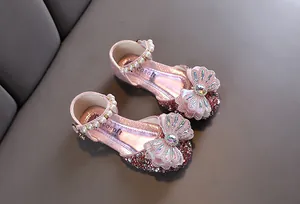 Vue détaillée de sandales roses à paillettes pour fille avec nœud en strass et brides en perles
