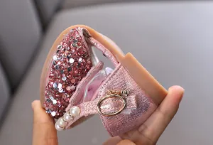 Gros plan détaillé d'une sandale de princesse rose pailletée flexible avec semelle souple.