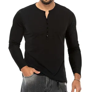 Detailweergave van een nauwsluitend zwart Henley-T-shirt met lange mouwen en knoopsluiting