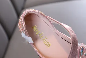 Primer plano detallado de zapatos de princesa rosas para niñas con brillantes diamantes.