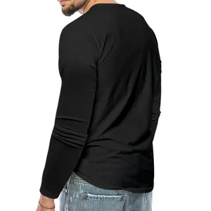 Achterkant detail van een heren zwart slim fit T-shirt met lange mouwen van ademende stof