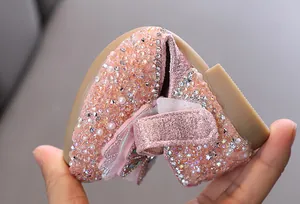 Zapatos de princesa rosas y flexibles para niñas con brillantes pedrería y perlas.