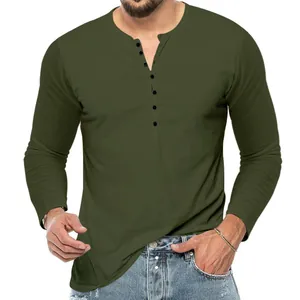 Detail van heren slim fit olijfgroene Henley-shirt met lange mouwen en knopen
