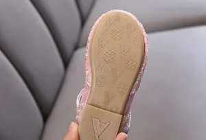 Primer plano de la suela de goma antideslizante de un zapato rosa de princesa para niña