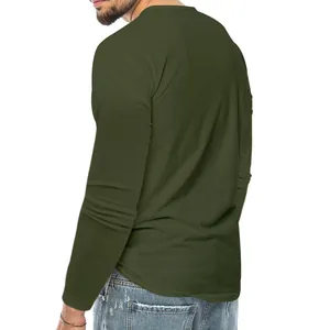 Achteraanzicht van een nauwsluitend legergroen heren-T-shirt met lange mouwen