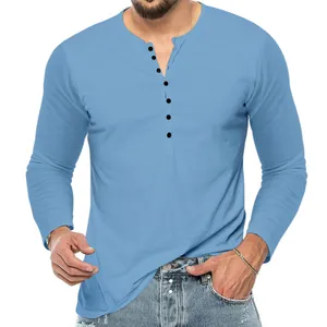 Half-body weergave van slim fit lichtblauw heren Henley shirt met lange mouwen v-hals
