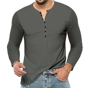 Detailweergave van heren slim fit grijs Henley t-shirt met knoopsluiting