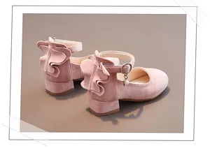 Detailansicht von rosa Wildlederschuhen für Mädchen mit Rüschenflügeln und Perlenanhänger