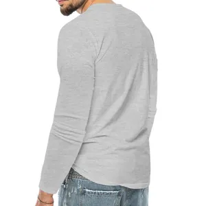 Detailweergave van heren slim fit t-shirt met lange mouwen in lichtgrijs gemêleerd