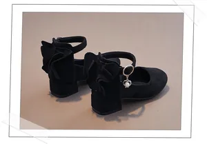 Rückansicht schwarzer Mädchen-Mary-Janes mit Rüschen und Perlen-Herz-Anhänger