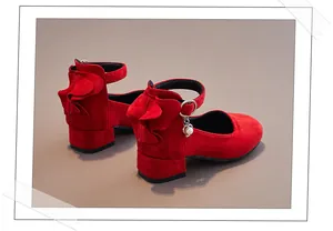 Detailansicht rote Mädchenschuhe mit schicken Rüschen und einem Perlenanhänger
