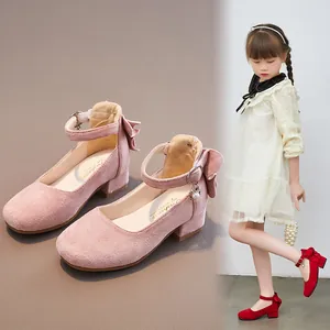 Elegante Mädchenschuhe mit Blockabsatz, quadratischer Spitze und süßer Flügeldekoration