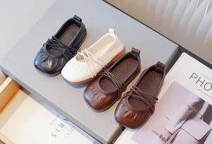 Vista detallada de bailarinas retro para niñas en cuero suave negro, crema y marrón