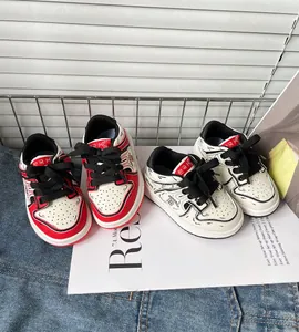 Dettaglio di sneaker per bambini in stile fumetto e rosso-bianco su sfondo denim.